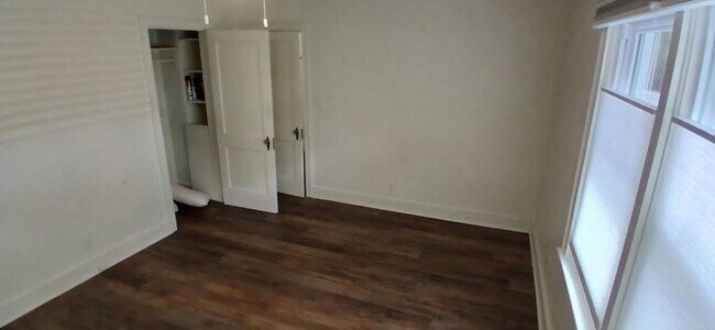 Building Photo - 923 NE 2nd St