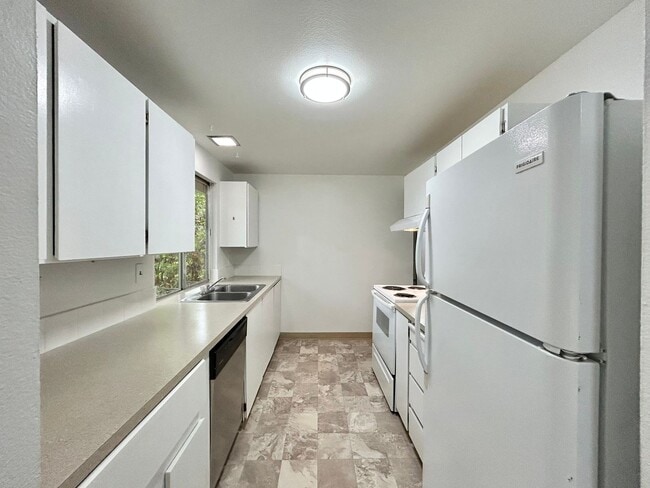 Building Photo - Bright and Open 3 Bed, 1 Bath House!