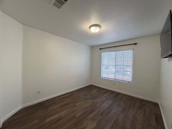 Building Photo - SINGLE-STORY HOME | GATED COMMUNITY | FLEXIBLE FURNISHING OPTIONS I 4 Bedroom Home with Private B...