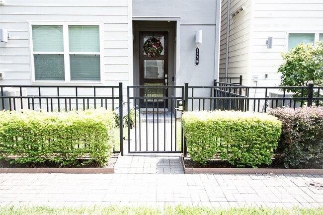 Building Photo - 2779 Clinton Dr