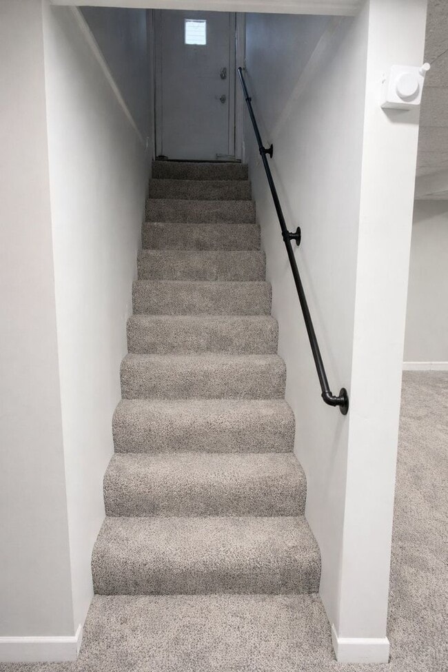 Building Photo - 1065 Hiawatha Dr