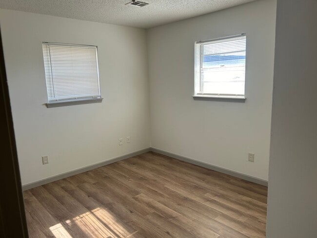 Building Photo - Charming 2-Bedroom / 2-Bathroom Home!