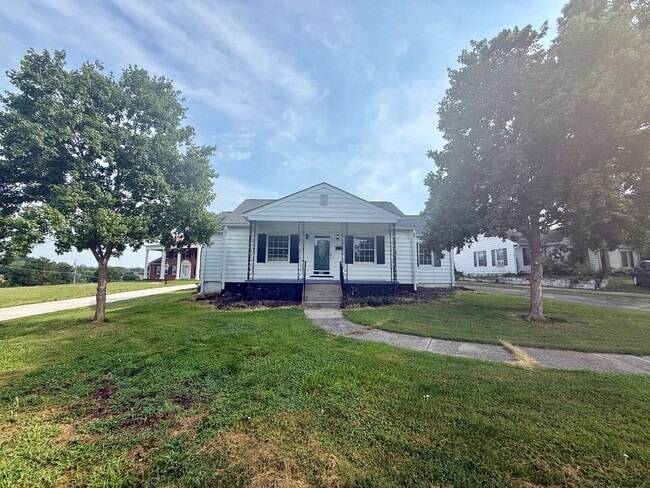 Building Photo - Three bedroom, 1 bath house in Graham