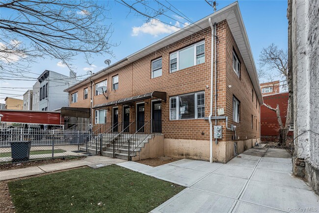 Building Photo - 389 Jerome St