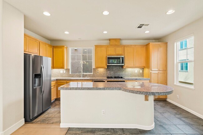 Building Photo - VERSATILE LUXURY LIVING IN RIVERMARK CORNE...
