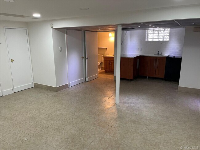 Building Photo - 8 Cameron Ln