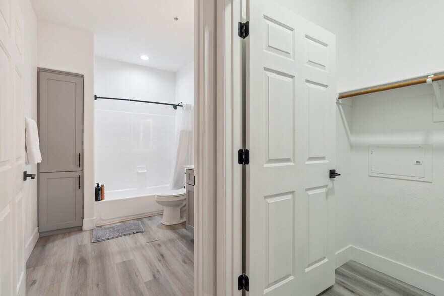 Building Photo - 6610 N 93rd Ave