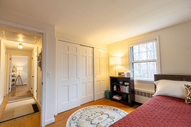 Building Photo - Bright and Beautiful 4 Bedroom Colonial