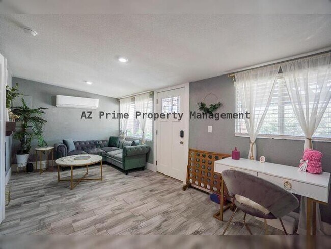 Building Photo - 1942 W Indianola Ave