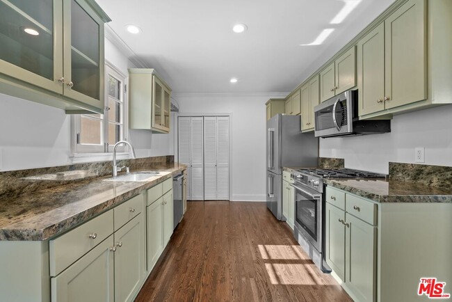 Building Photo - 619 S Sycamore Ave