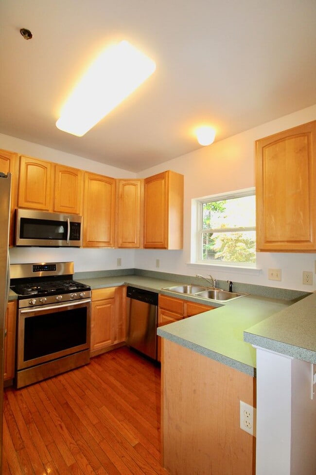 Building Photo - Spacious 3 Bedroom on 3rd St