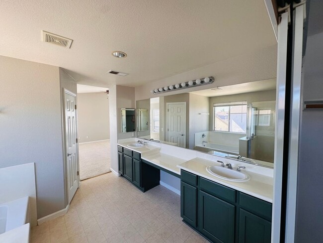Building Photo - Full Bedroom and Bathroom Downstairs