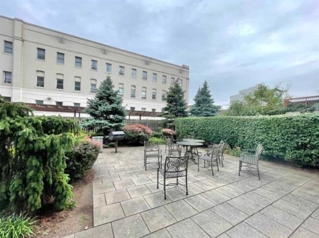 Building Photo - 727 Monroe St