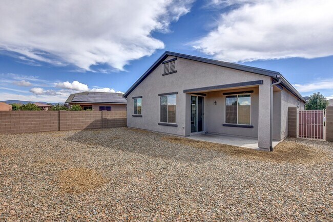 Building Photo - 3 Bedroom + a Den For Rent In Pronghorn Ra...