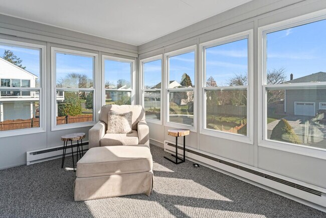 Building Photo - 445 S Riverside Dr