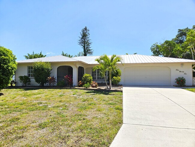 Building Photo - Seasonal Short-Term Single-Family Heated Pool Home located in Venice Gardens!