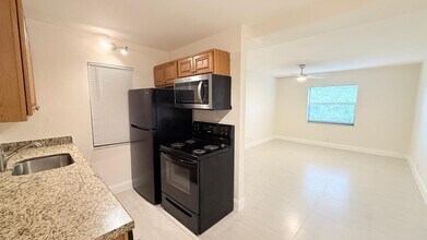 Building Photo - 607 NE 29th Dr