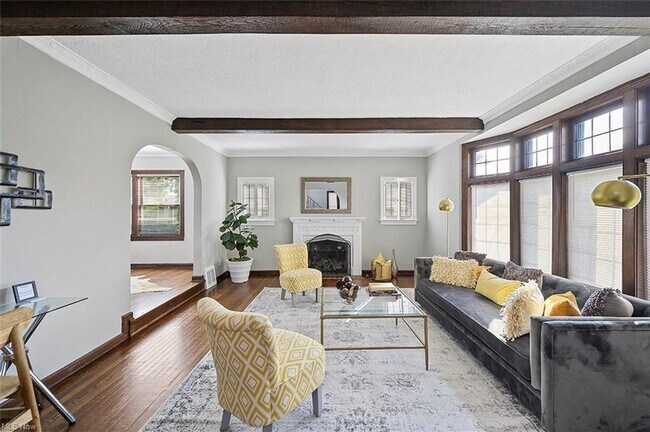 Building Photo - GORGEOUS Cleveland Hts Single Family - Ava...