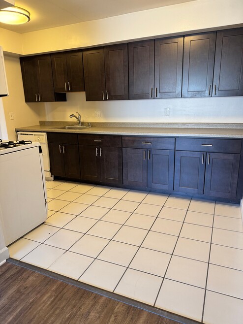 Building Photo - 2260 N Summit Ave