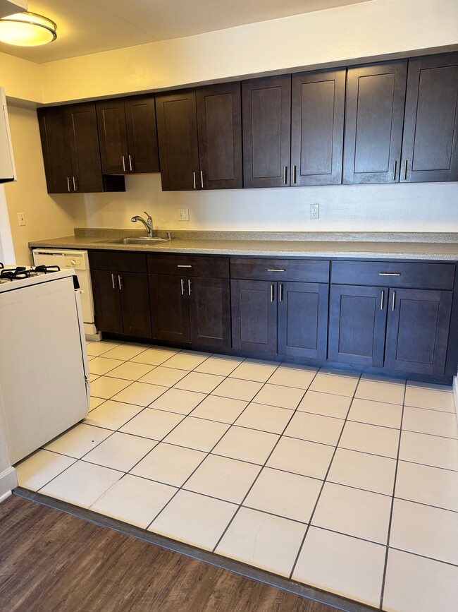 Building Photo - 2260 N Summit Ave