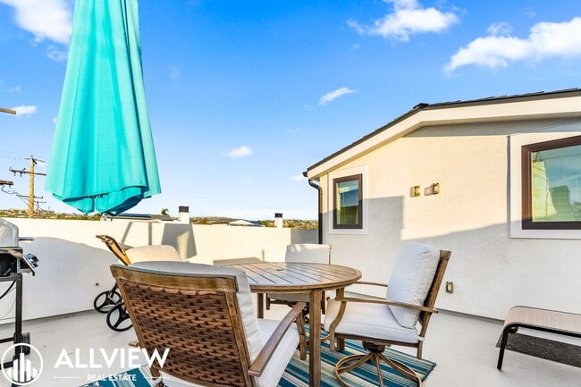 Building Photo - Gorgeous 3 bed 3.5 bathroom home available...