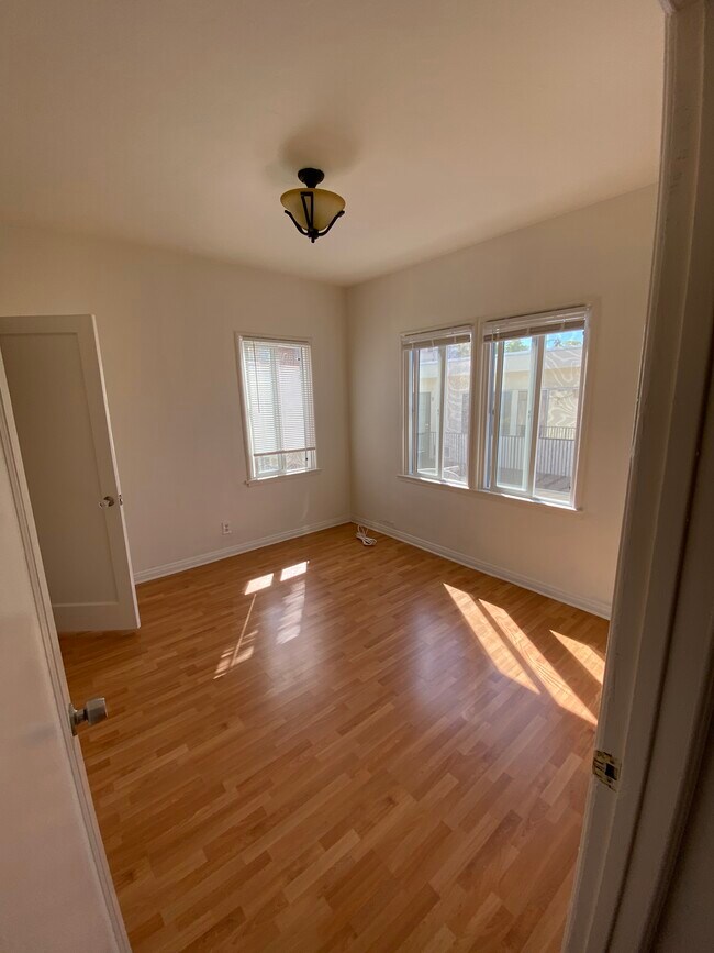 Building Photo - 516 N Heliotrope Dr