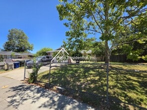 Building Photo - Cute 2bd/1ba Sacramento Duplex With 1-Car Garage