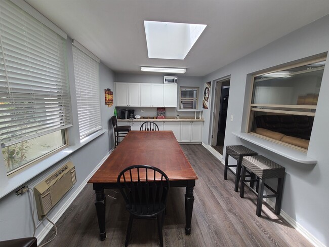 Building Photo - 207 Edwards St