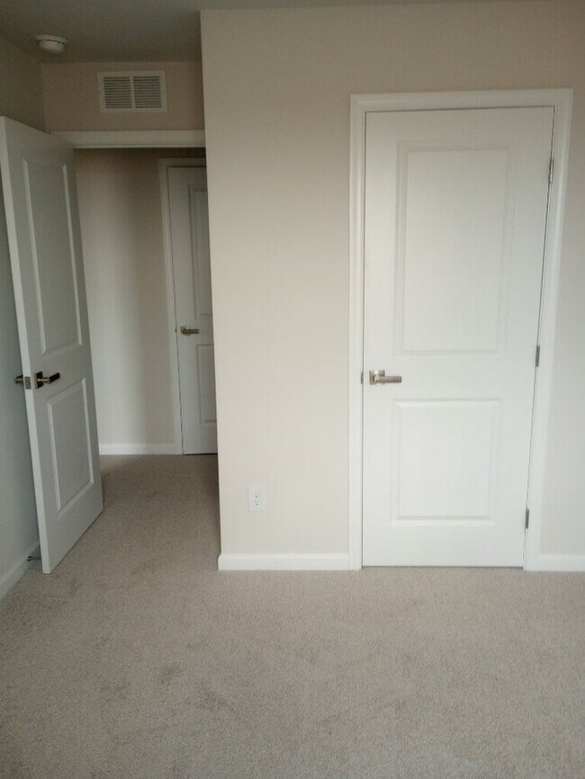 Building Photo - "Charming 3-Bed Townhouse Retreat with 2.5 Baths in Fountain Inn!"