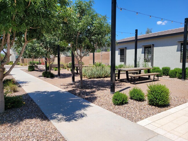 Building Photo - 2754 S Apache Dr