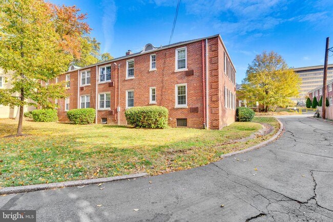 Building Photo - 220 N Thomas St
