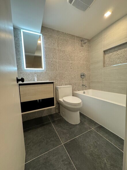 Attached bathroom - 71 Weirfield St