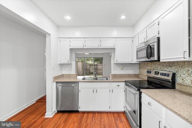Building Photo - 8123 Kingsway Ct