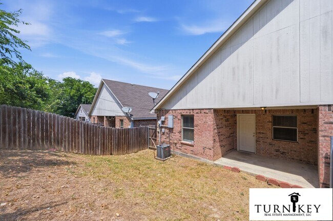 Building Photo - 3116-3118 S Cherry Ln