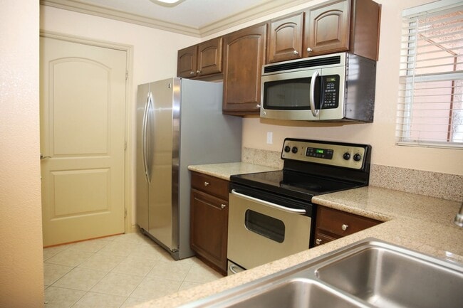Building Photo - SW - CONDO - 2 BEDROOM - 1ST FLOOR