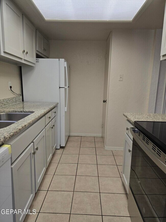 Building Photo - 6201 Escondido Dr