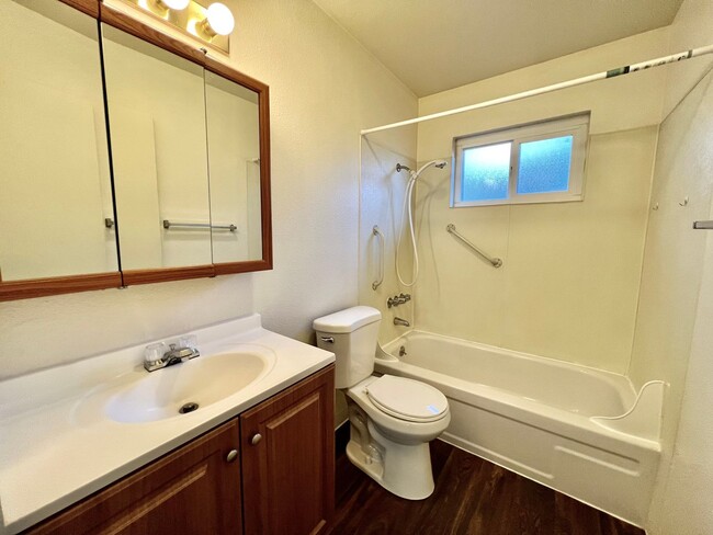 Building Photo - 2 Bedroom 1 Bath Duplex in Alpine Village....