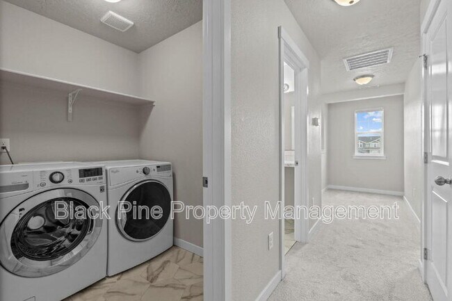 Building Photo - 7684 S Seabreeze Way