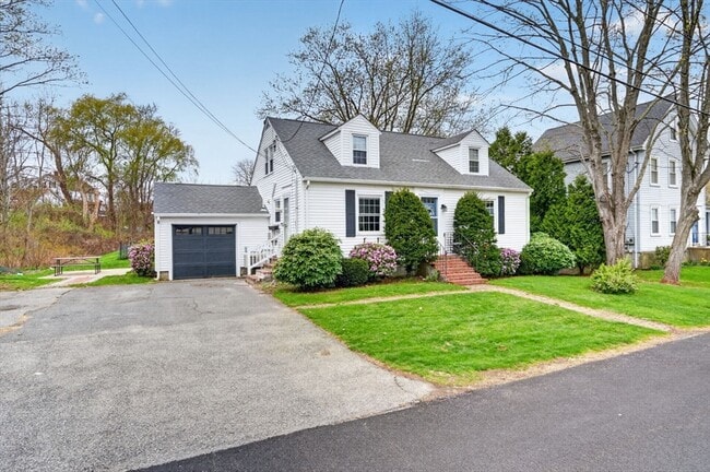 Building Photo - 13 Pleasant St