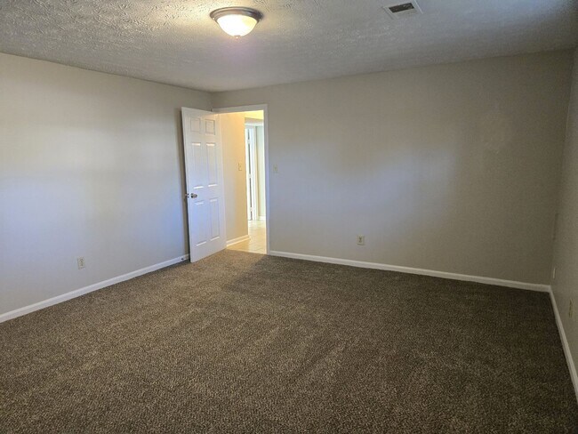 Building Photo - Spacious Split Level In Gainesway   251113