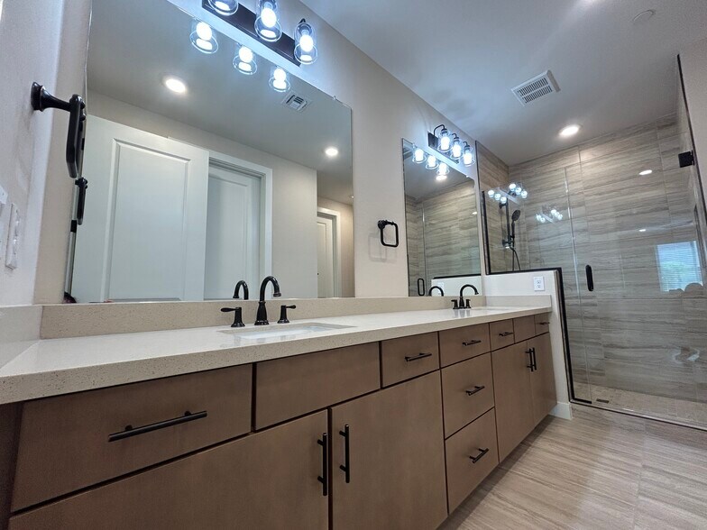 Building Photo - 2121 W Sonoran Desert Dr