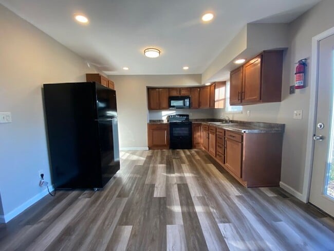 Building Photo - Welcome to this charming two-bedroom, one-bathroom double located in the heart of Springfield, OH+