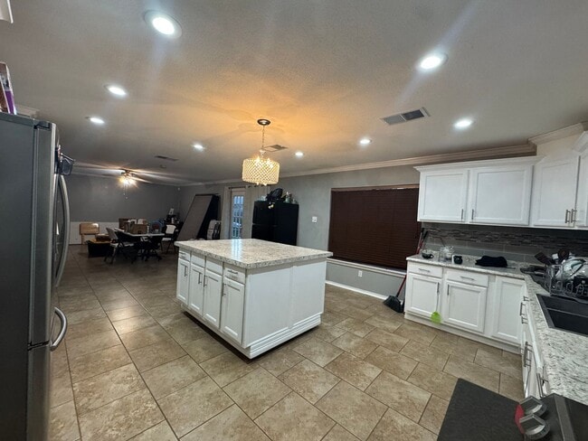 Building Photo - 4 Bedroom 2 1/2 Bath Plus Office Near 151 ...