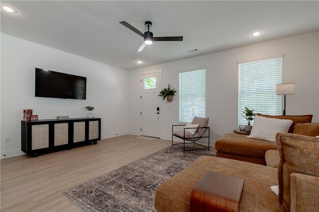 Building Photo - 810 S Wood Ave