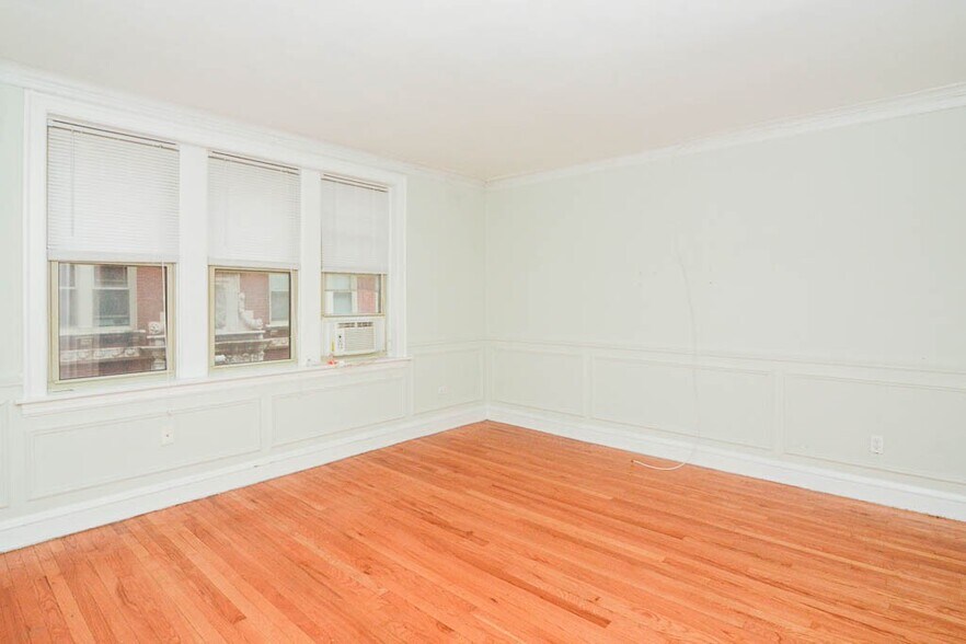 Building Photo - 547 W Surf St