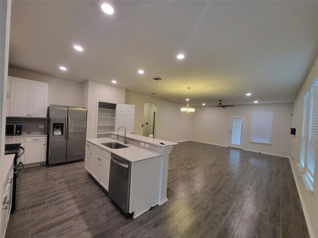 Building Photo - 817 Solitude Dr