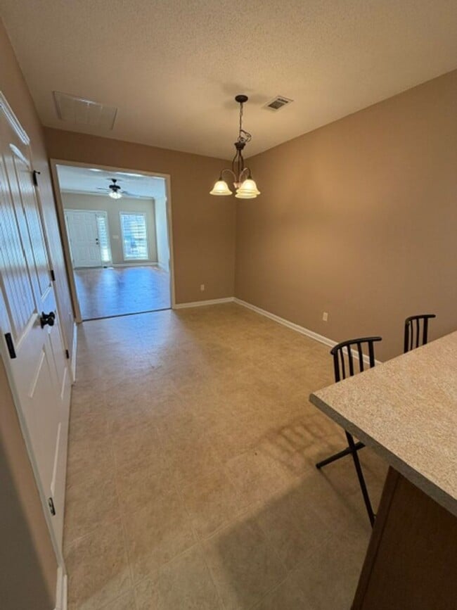 Building Photo - Charming 3 bedroom 2 bath home available now