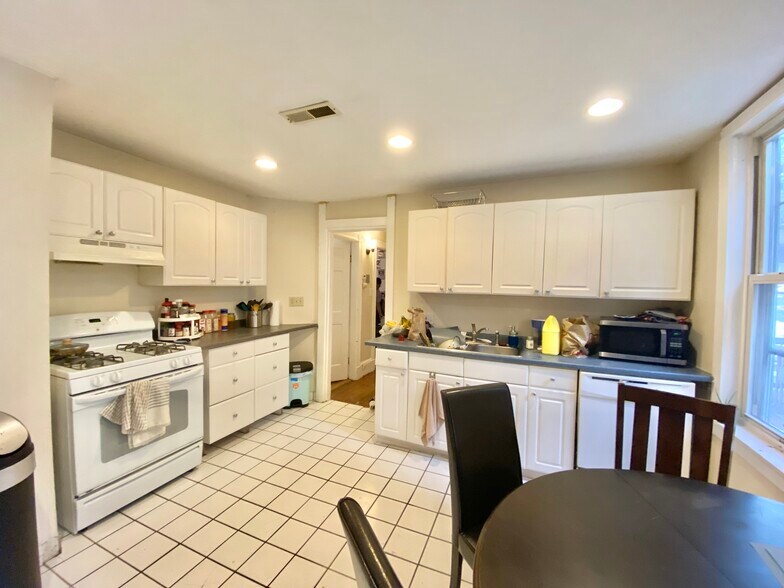 Building Photo - 21 Bucknam St