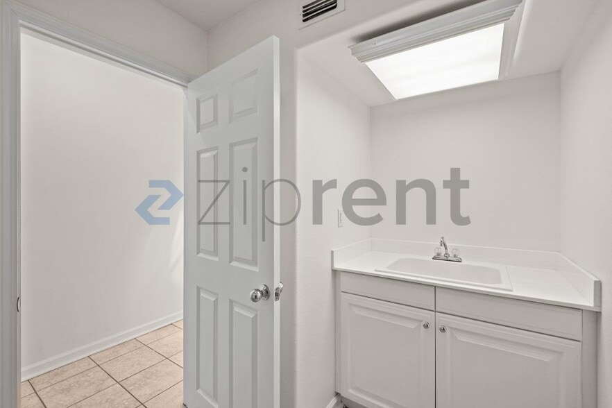 Building Photo - Unit
