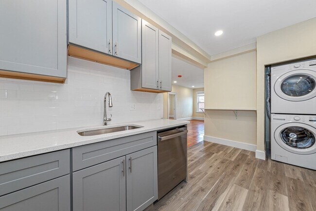 Building Photo - 44 Brackett St